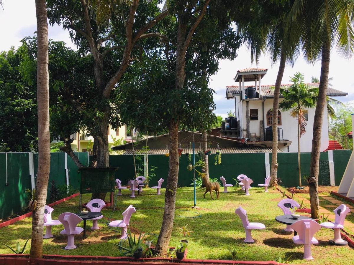Bathiya Tourist Guest Anuradhapura Hotel Bagian luar foto