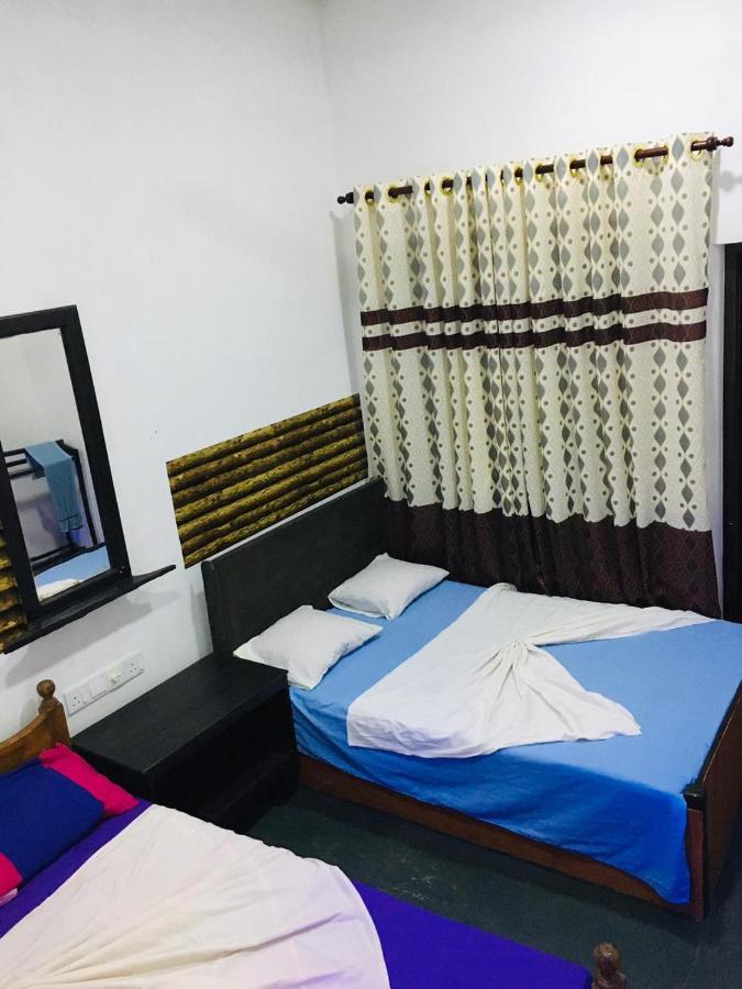 Bathiya Tourist Guest Anuradhapura Hotel Bagian luar foto