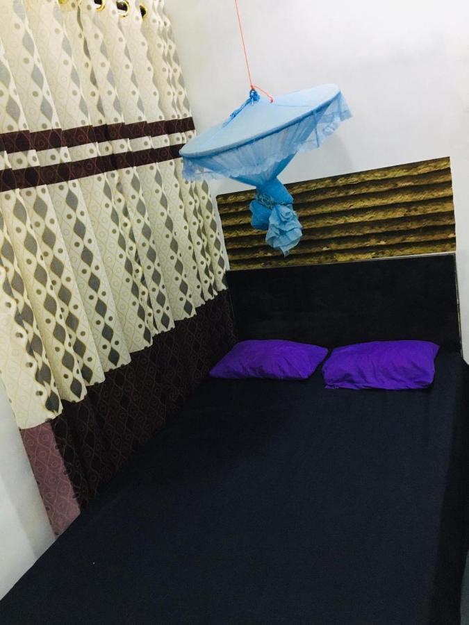 Bathiya Tourist Guest Anuradhapura Hotel Bagian luar foto