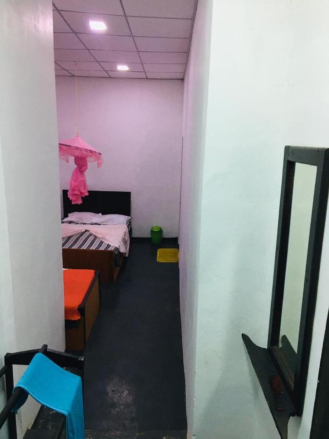 Bathiya Tourist Guest Anuradhapura Hotel Bagian luar foto