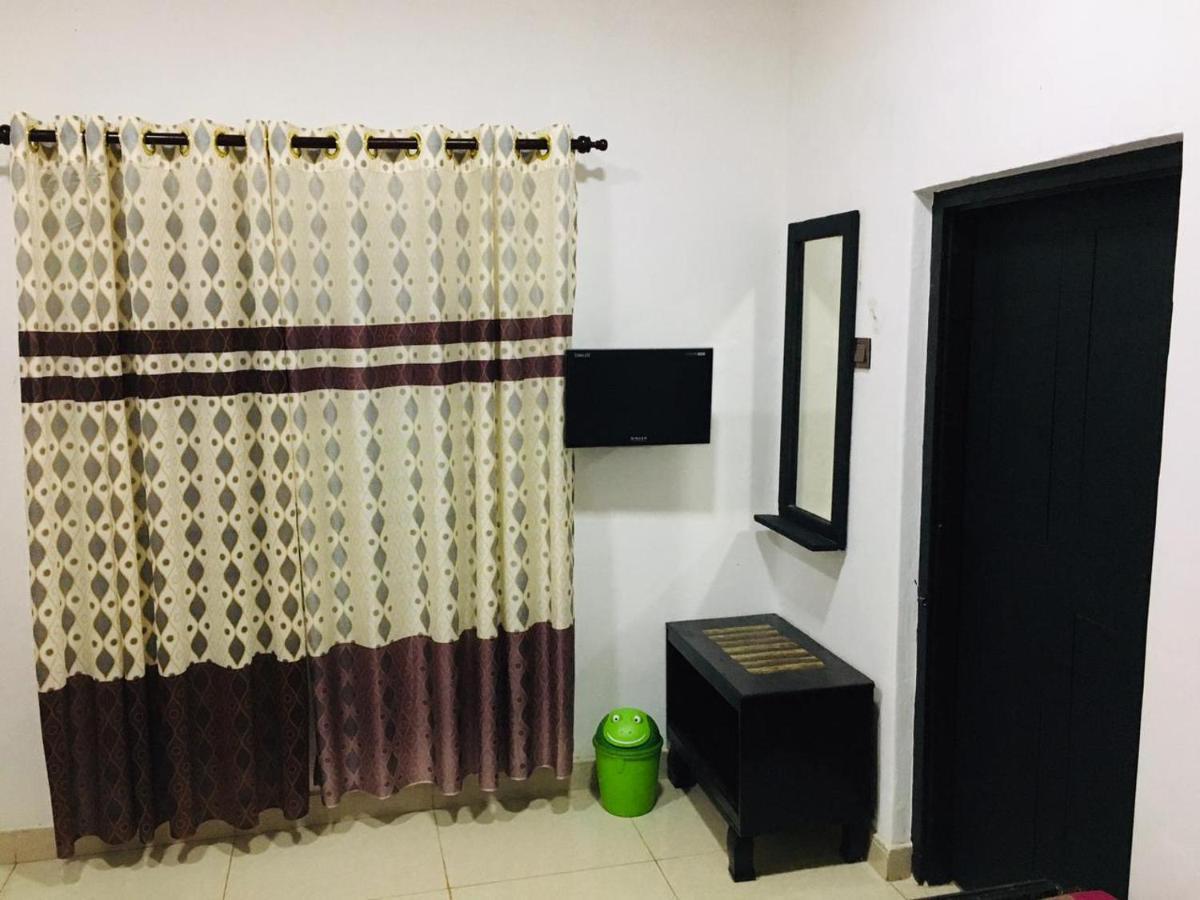 Bathiya Tourist Guest Anuradhapura Hotel Bagian luar foto