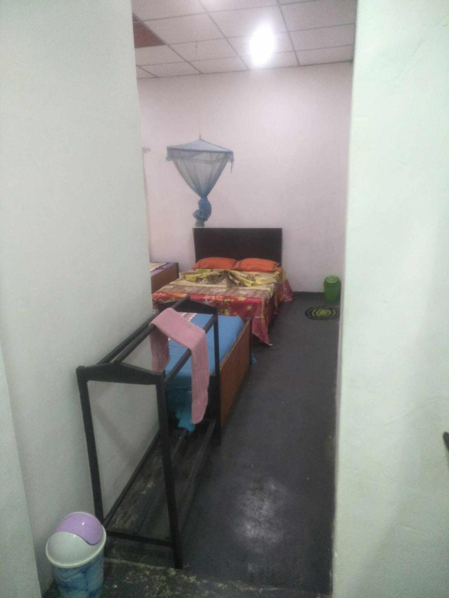 Bathiya Tourist Guest Anuradhapura Hotel Bagian luar foto