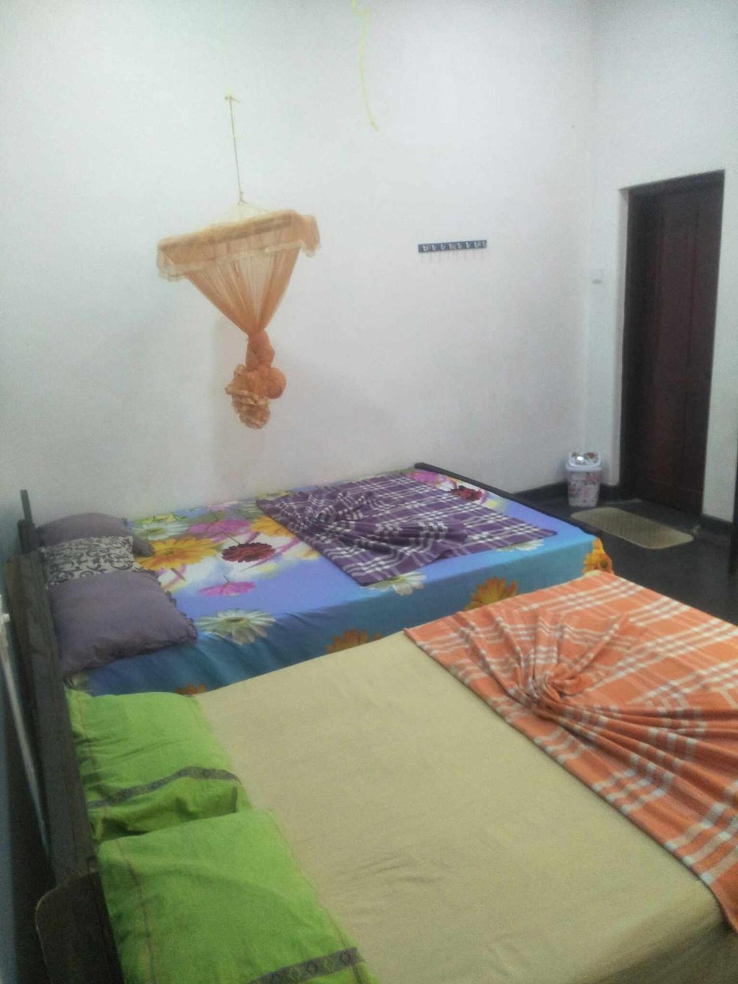 Bathiya Tourist Guest Anuradhapura Hotel Bagian luar foto